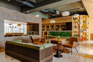 - un restaurant avec un canapé, des chaises et une table dans l'établissement Hotel Sinaia, à Sinaia