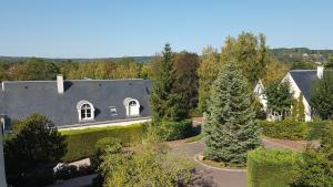 z góry widok na dom z ogrodem w obiekcie La Clémencerie Chambre d'hôtes w mieście LʼÉtang-la-Ville