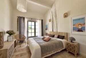 Giường trong phòng chung tại Mas du Couvin, maison d'hôtes en Camargue
