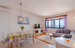 un soggiorno con tavolo e divano di Beachfront Villa Tempera with Seaview a Blato