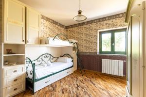 Dormitorio infantil con cama y ventana en Solemar Sicilia - Villa Anastasia, en Ficarazzi