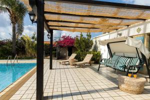 patio z 2 krzesłami i basenem w obiekcie Solemar Sicilia - Villa Anastasia w mieście Ficarazzi