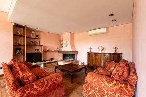 uma sala de estar com dois sofás e uma lareira em Solemar Sicilia - Villa Anastasia em Ficarazzi