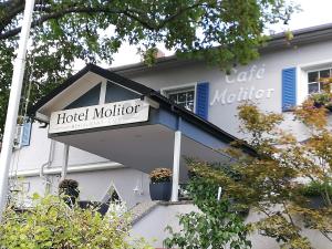 un panneau d'hôtel sur le côté d'un bâtiment dans l'établissement Hotel Restaurant Molitor, à Bad Homburg vor der Höhe