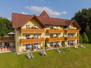 budynek z ludźmi siedzącymi na krzesłach przed nim w obiekcie Hotel Garni Oasis Loipersdorf w mieście Jennersdorf