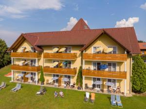 rysunek hotelu z ludźmi siedzącymi na balkonach w obiekcie Hotel Garni Oasis Loipersdorf w mieście Jennersdorf