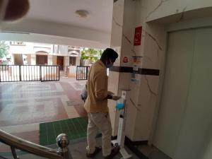タンジャーヴールにあるMMD Residencyの面を被っている男