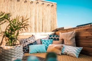 ein Haufen Kissen auf einer Terrasse in der Unterkunft The KAlifornia I stilvoll mit Urlaubsfeeling I Dachterrasse I Netflix I Klima in Karlsruhe