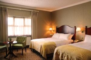 Llit o llits en una habitació de Seven Oaks Hotel