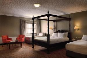 Llit o llits en una habitació de Seven Oaks Hotel