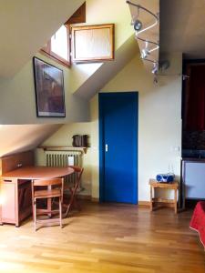 a room with a table and a blue door at Little Lodge in Rivisondoli