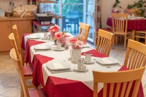 Restauracja lub miejsce do jedzenia w obiekcie Hotel Garni Oasis Loipersdorf