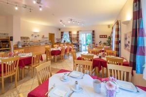 Restauracja lub miejsce do jedzenia w obiekcie Hotel Garni Oasis Loipersdorf