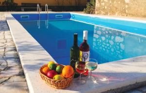 een fruitmand en wijnglazen naast een zwembad bij Traditional mediterranean villa in Gabonjin +39 foto's