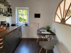 cocina con mesa y mesa pequeña en Fehnhaus an der Kuhweide 45236, en Jemgum