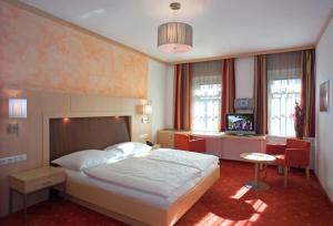Łóżko lub łóżka w pokoju w obiekcie Hotel Restaurant Wallner I contactless check-in
