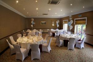 Restaurant o un lloc per menjar a Seven Oaks Hotel