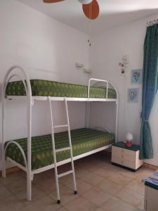 sypialnia z 2 łóżkami piętrowymi w pokoju w obiekcie Casa Poesia w mieście Torre dell'Orso