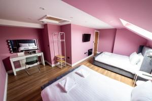 Postel nebo postele na pokoji v ubytování Hollywood Suite Sasco Apartments + 32 fotografií