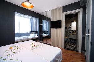 アンタルヤにあるBasel Hotelのベッドとバスルーム付きのホテルルームです。