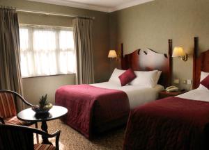 Llit o llits en una habitació de Seven Oaks Hotel