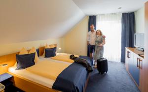 Łóżko lub łóżka w pokoju w obiekcie Hotel Garni Oasis Loipersdorf