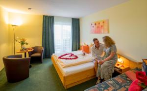 Łóżko lub łóżka w pokoju w obiekcie Hotel Garni Oasis Loipersdorf