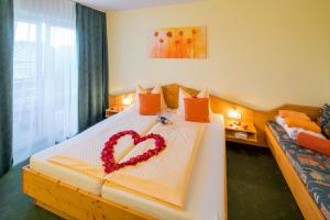 Łóżko lub łóżka w pokoju w obiekcie Hotel Garni Oasis Loipersdorf