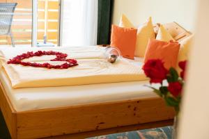 Łóżko lub łóżka w pokoju w obiekcie Hotel Garni Oasis Loipersdorf