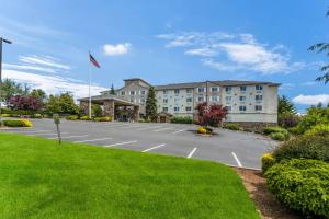 un estacionamiento frente a un hotel en Quality Inn Gresham en Gresham