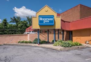 a rockaway inn sign in front of a building at Rodeway Inn Wormleysburg – Harrisburg in Harrisburg
