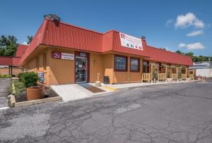 een gebouw met een rood dak op een straat bij Rodeway Inn Wormleysburg – Harrisburg in Harrisburg