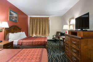 מיטה או מיטות בחדר ב-Rodeway Inn Wormleysburg – Harrisburg