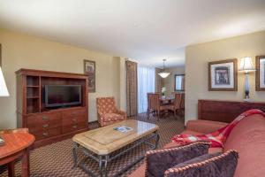 Afbeelding uit fotogalerij van Clarion Collection Hotel Arlington Court Suites in Arlington