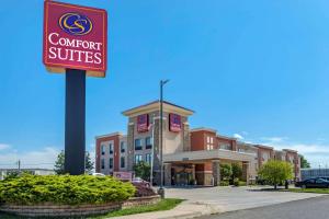 マンハッタンにあるComfort Suites Manhattanのコンフォートスイートの建物の前の看板