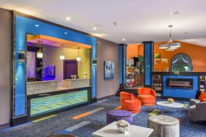 um lobby de um hotel com paredes cor de laranja e azul em Quality Inn London em London
