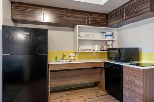 Kuchyň nebo kuchyňský kout v ubytování MainStay Suites Durango