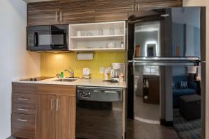 Kuchyň nebo kuchyňský kout v ubytování MainStay Suites Durango