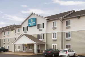 un hotel con coches aparcados delante en WoodSpring Suites Cincinnati Fairfield, en Fairfield