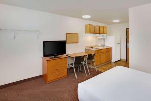 Η κουζίνα ή μικρή κουζίνα στο WoodSpring Suites Houston I-10 West