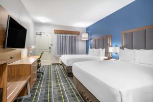 Habitación de hotel con 2 camas y TV de pantalla plana. en Quality Inn & Suites, en Livermore