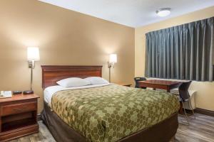 Een bed of bedden in een kamer bij Econo Lodge