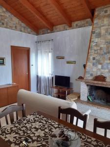 ein Wohnzimmer mit einem Tisch und einem Kamin in der Unterkunft Il Murales Montegiordano in Montegiordano