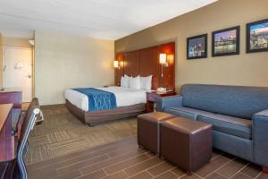 a hotel room with a bed and a couch at Comfort Inn Edgewater on Hudson River in Edgewater