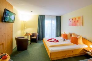Łóżko lub łóżka w pokoju w obiekcie Hotel Garni Oasis Loipersdorf