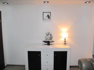 Pokój ze stołem i lampką w obiekcie Apartament 3D w mieście Gdynia