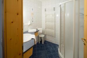 Łazienka w obiekcie Hotel Garni Oasis Loipersdorf