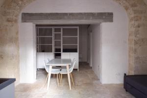 un comedor con mesa y sillas en una habitación en Bari Central Patio, en Bari