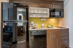 Kuchyň nebo kuchyňský kout v ubytování MainStay Suites Durango