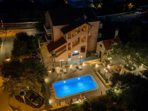- une vue sur la piscine en face d'une maison dans l'établissement Apartments Njiric, à Zaton